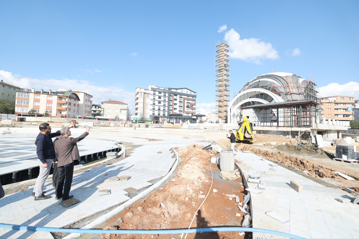 Çiftçi, Kent Meydanı’nda incelemeler gerçekleştirdi
