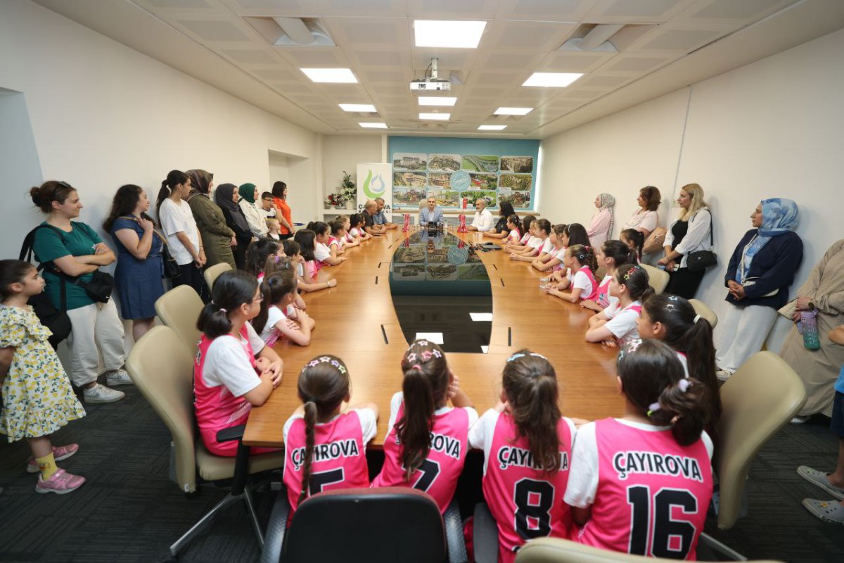 Çiftçi, minik basketbolcularla bir araya geldi