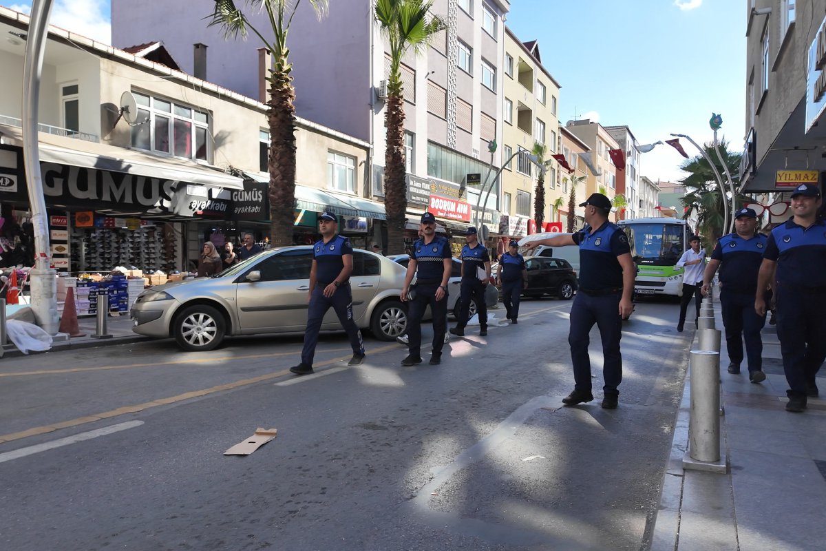 Çayırova Zabıtası, caddelerde işgallere geçit vermiyor