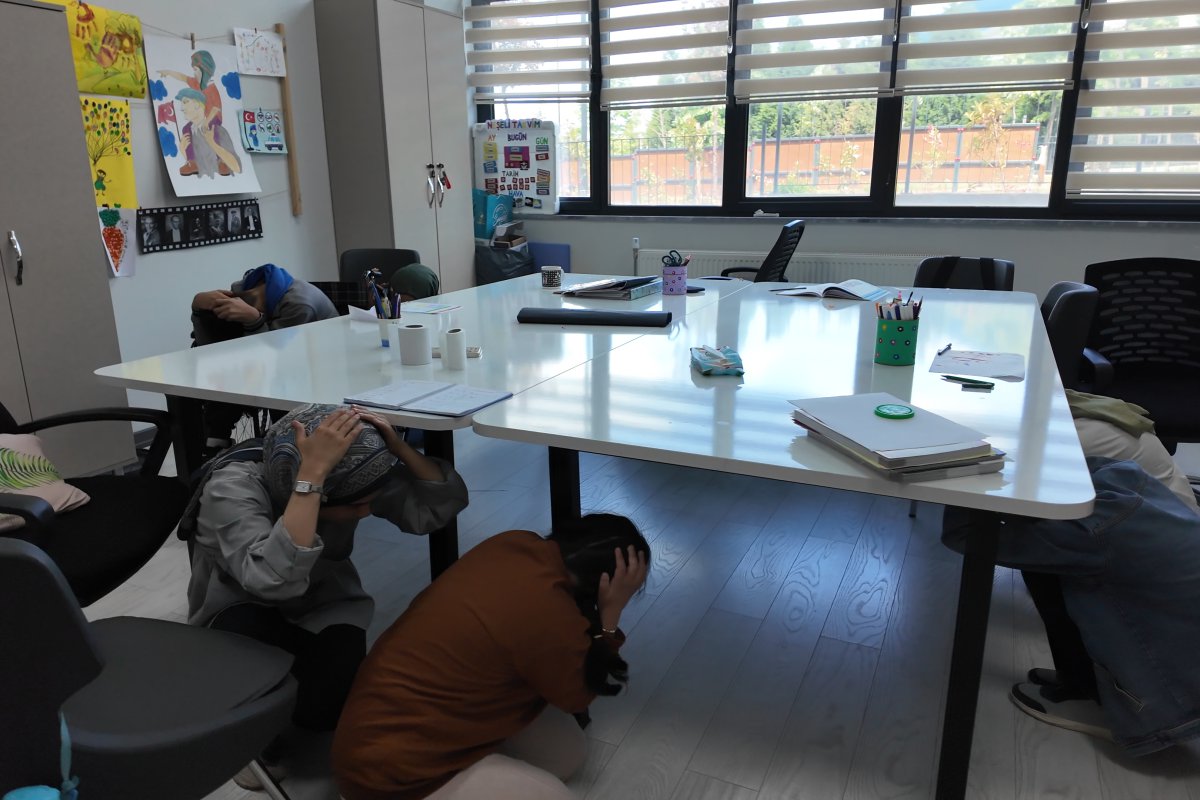 Özel bireyler ile öğretmenlerine, deprem ve yangın tatbikatı