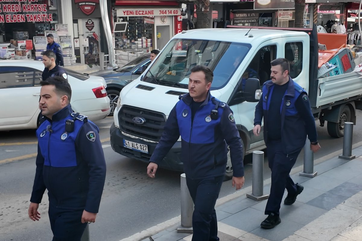 Çayırova Zabıtası, güvenli ve düzenli caddeler için çalışıyor
