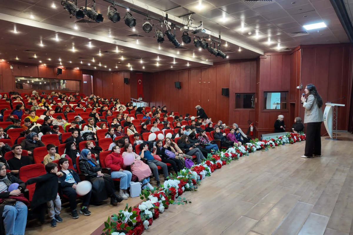 Bilgi evi öğrencileri ve velileri akran zorbalığına karşı bilinçlendi