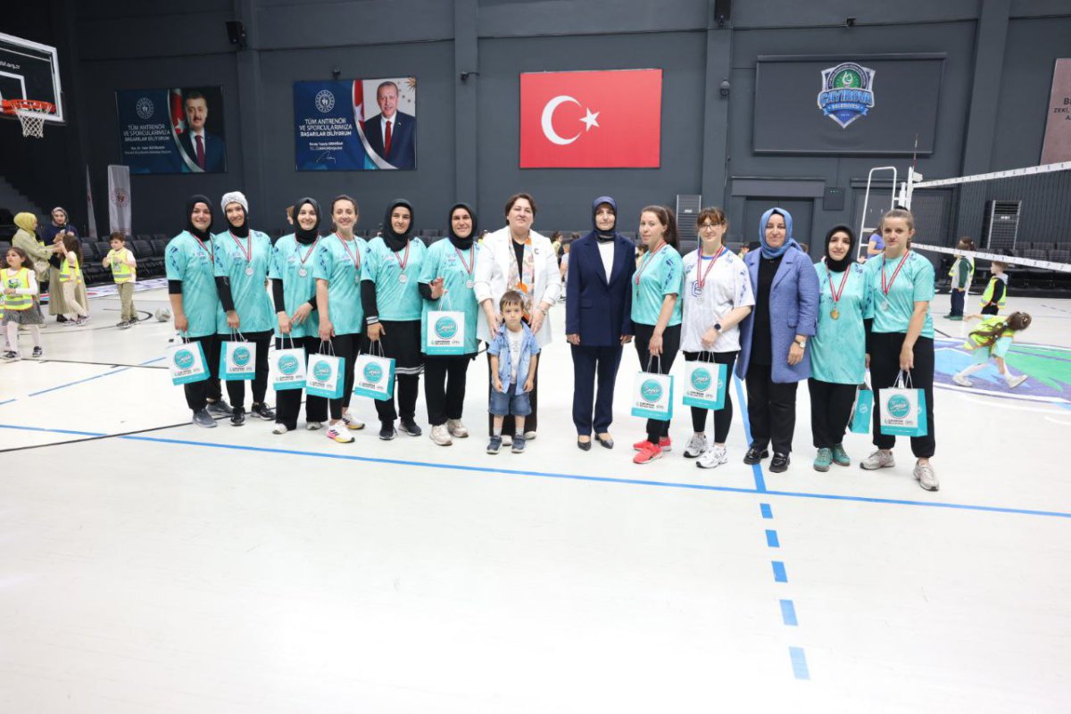 Bilgievi kursiyerleri, voleybol  maçında hünerlerini konuşturdu