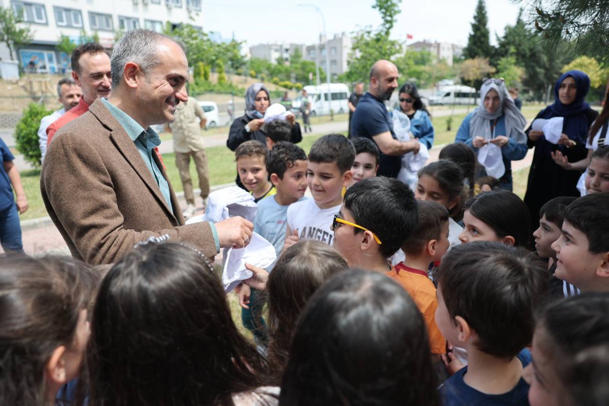 Çiftçi, minik öğrencilerle birlikte fidan dikti