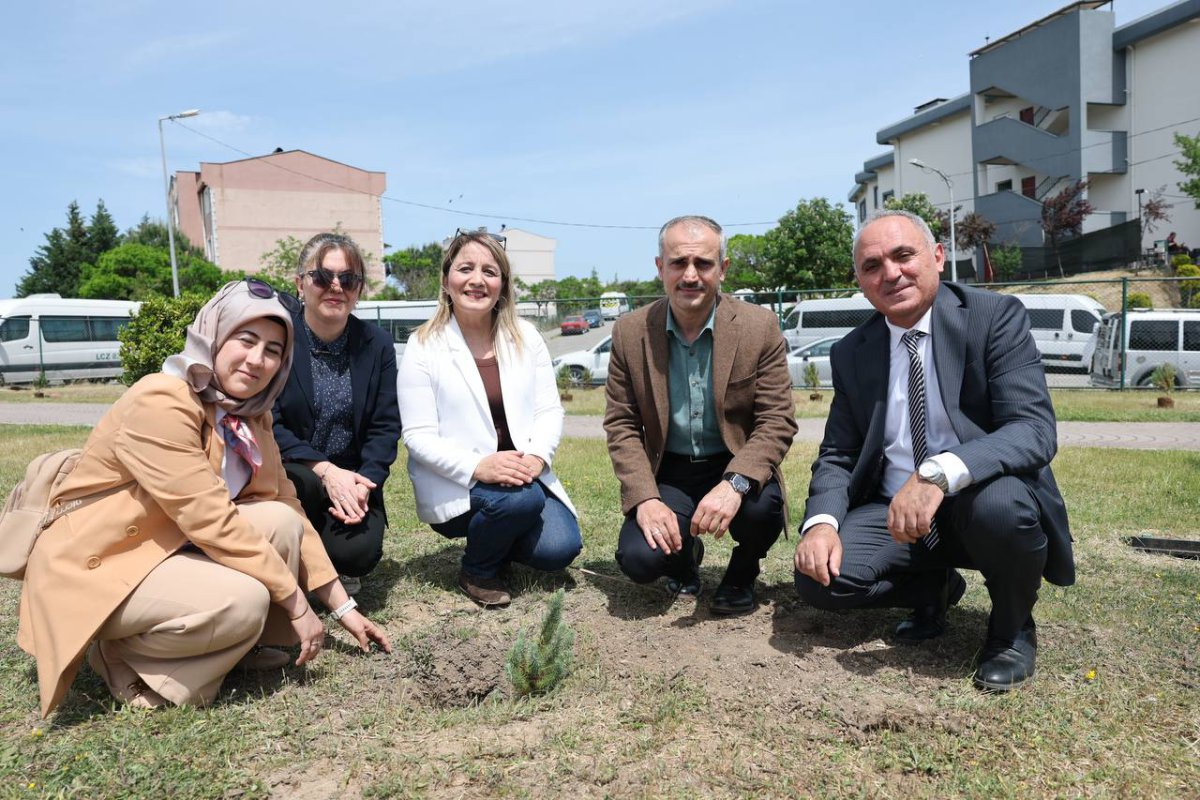 Çiftçi, minik öğrencilerle birlikte fidan dikti