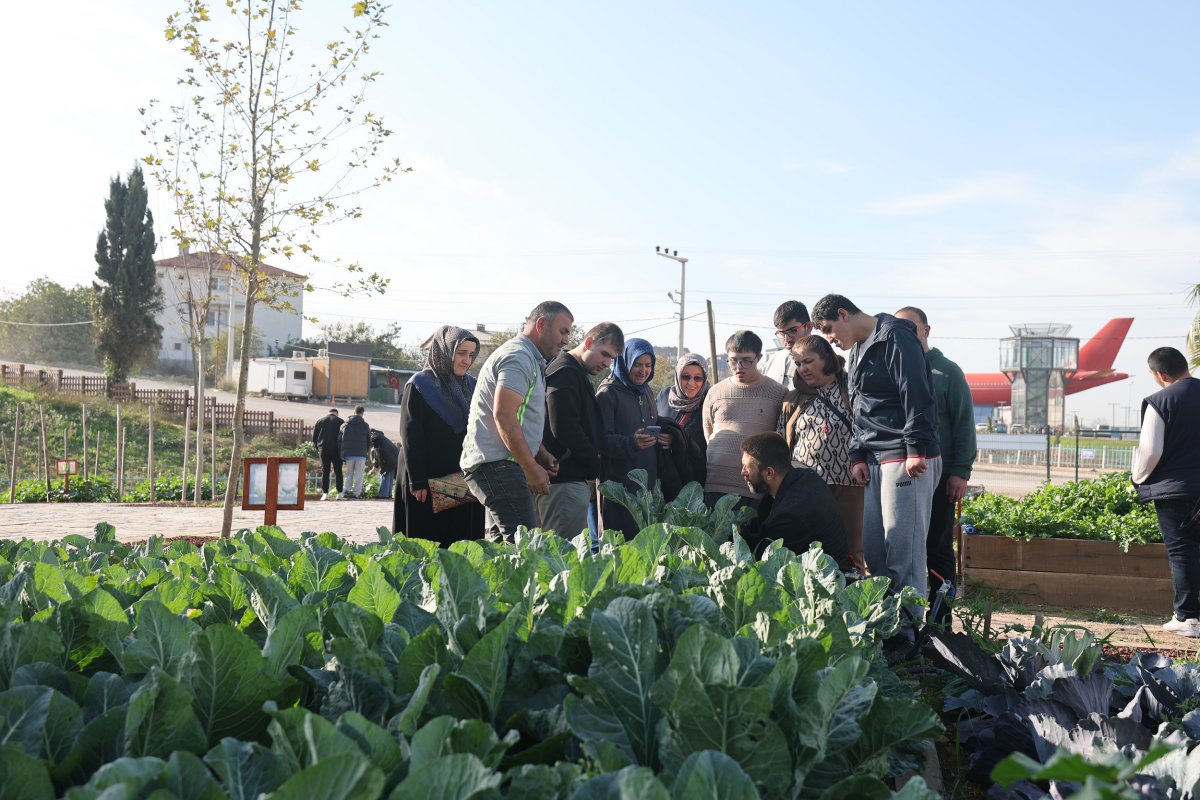 Özel bireyler, elleriyle hasat yapıp çiçek ekti