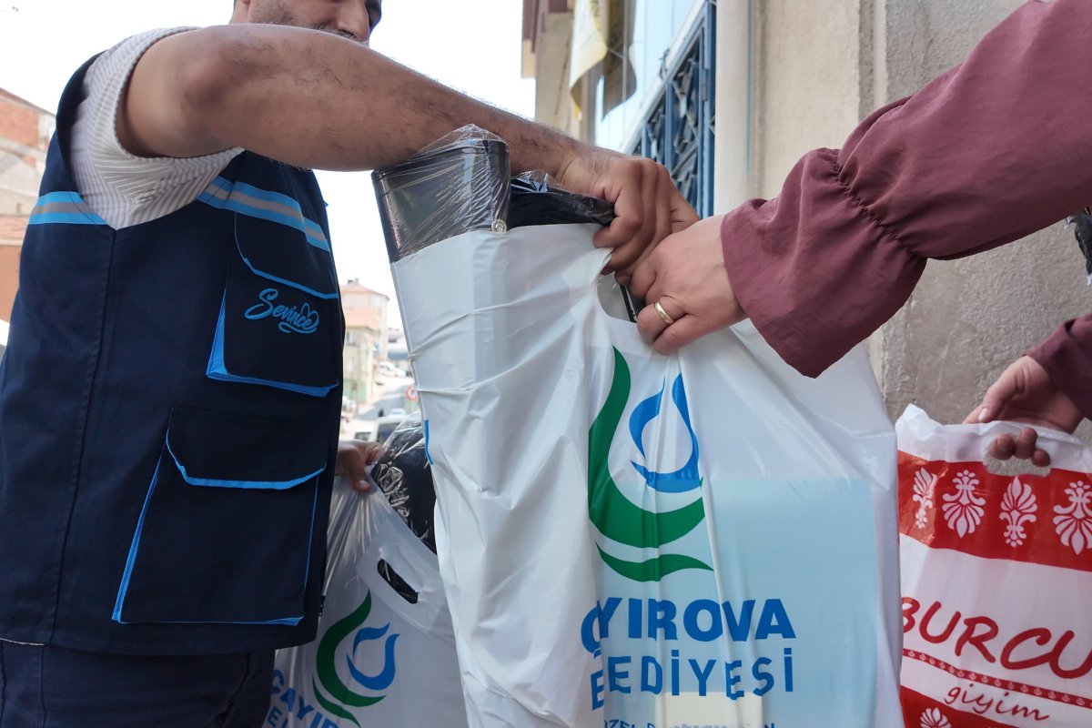 Çayırova’da ihtiyaç sahibi öğrencilere kırtasiye desteği