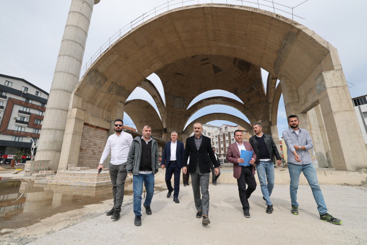 Başkan Çiftçi, kent meydanındaki çalışmaları inceledi