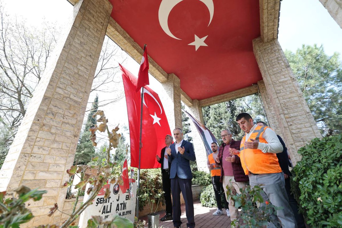 Çiftçi, kabir ziyareti yapan Çayırovalıları yalnız bırakmadı