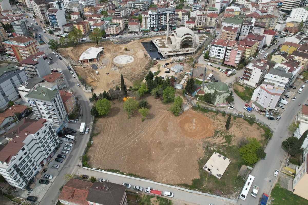 Başkan Çiftçi, kent meydanındaki çalışmaları inceledi