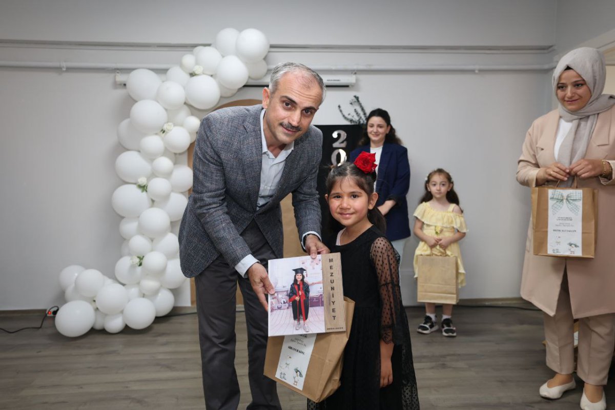 Çocuk kulübü öğrencileri karnelerine kavuştu