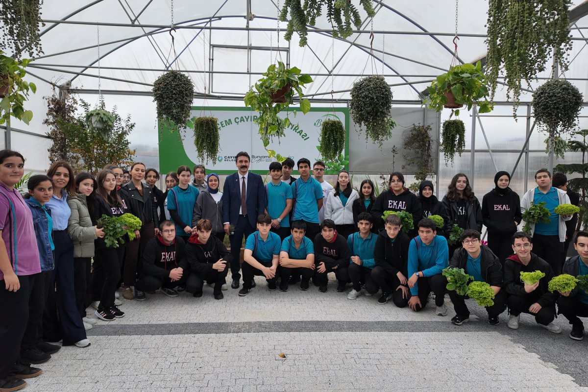EKAL öğrencileri, Bahçem Çayırova’da hasat yaptı