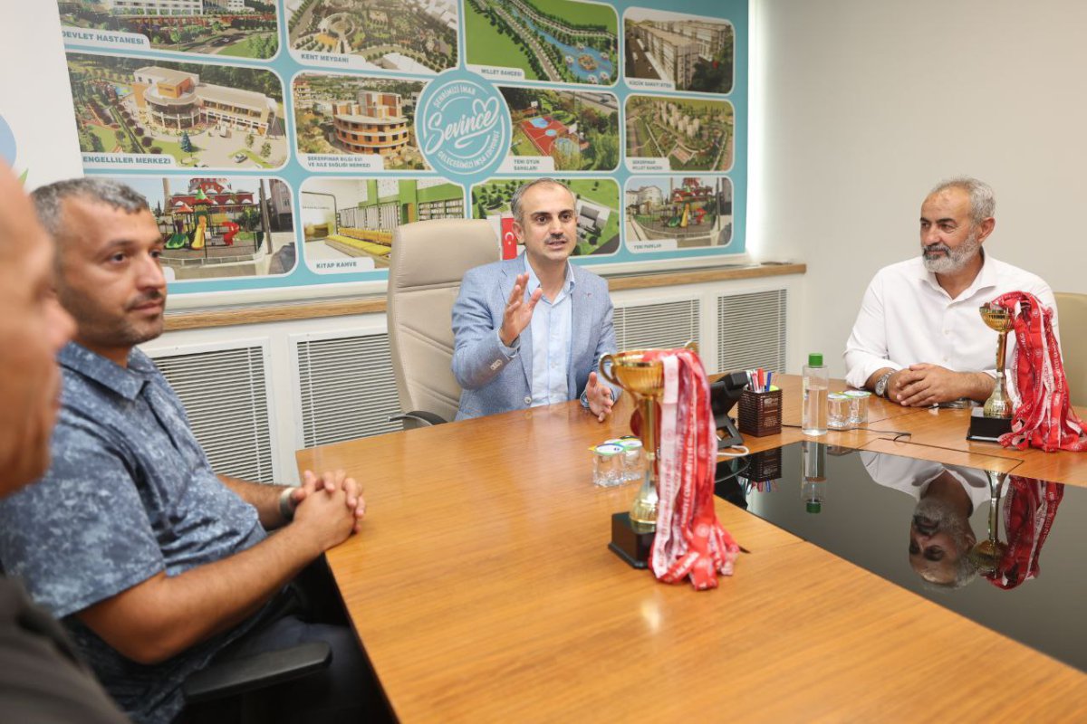 Çiftçi, minik basketbolcularla bir araya geldi