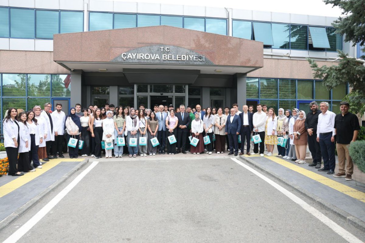 Çiftçi, üniversiteyi kazanan öğrencilerle bir araya geldi