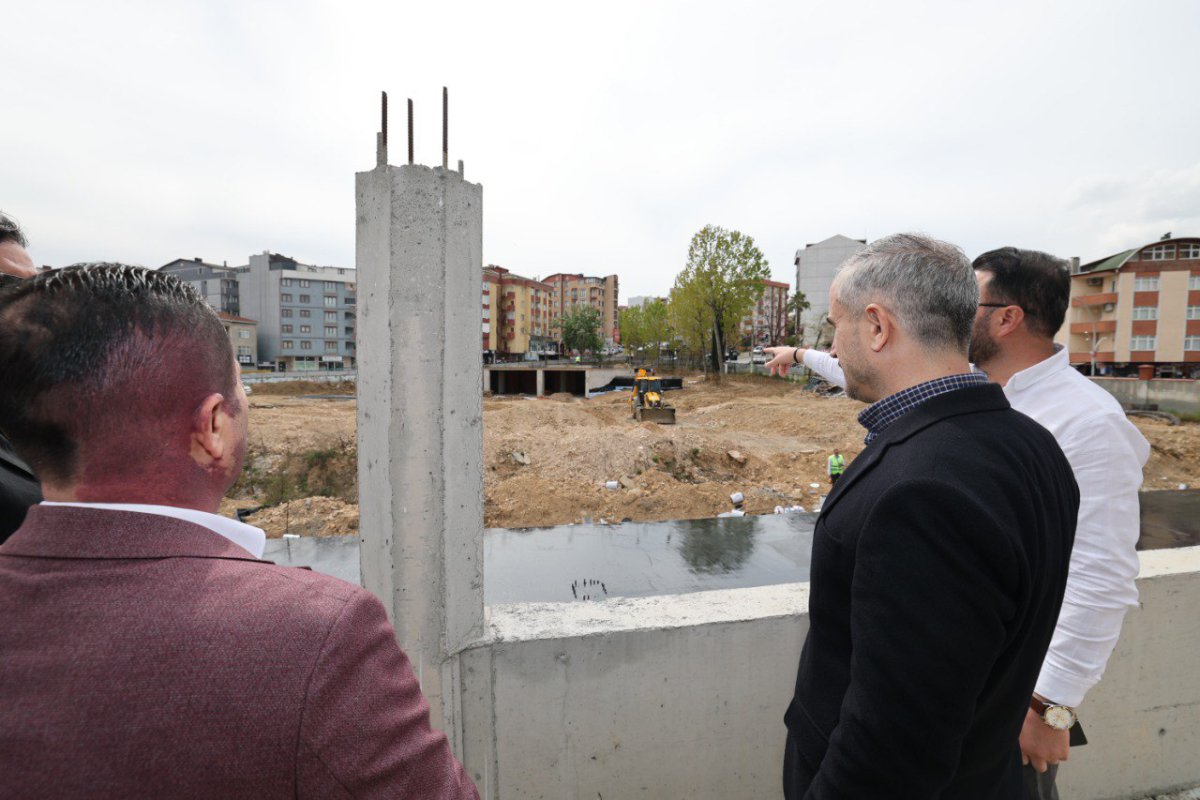 Başkan Çiftçi, kent meydanındaki çalışmaları inceledi