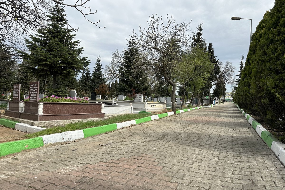 Çayırova’da mezarlıklar bayrama hazır