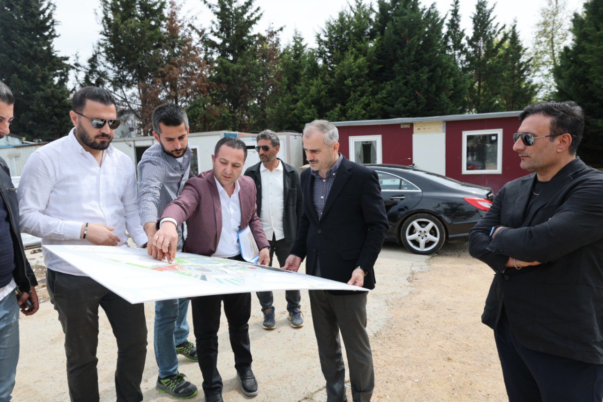 Başkan Çiftçi, kent meydanındaki çalışmaları inceledi