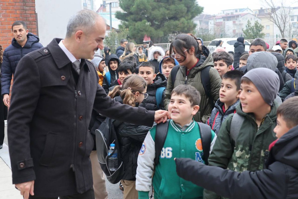 Çayırova Belediyesi’nden öğrencilere dezenfektan