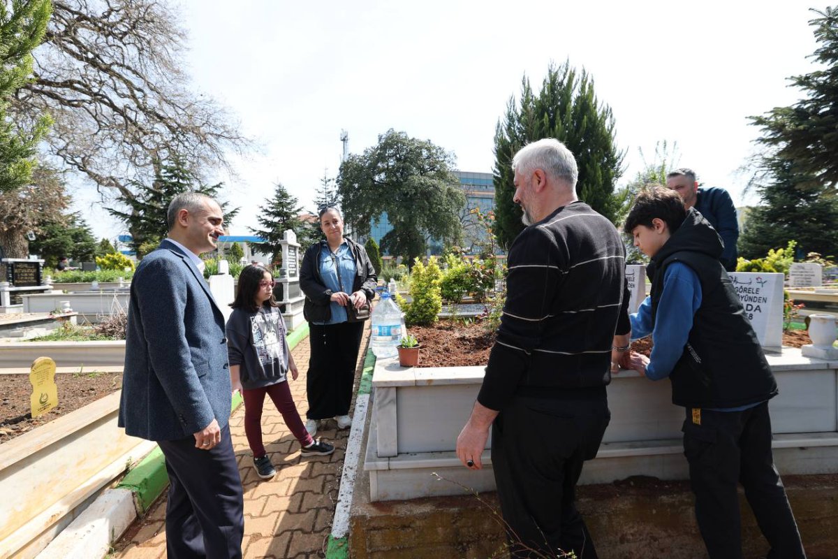 Çiftçi, kabir ziyareti yapan Çayırovalıları yalnız bırakmadı