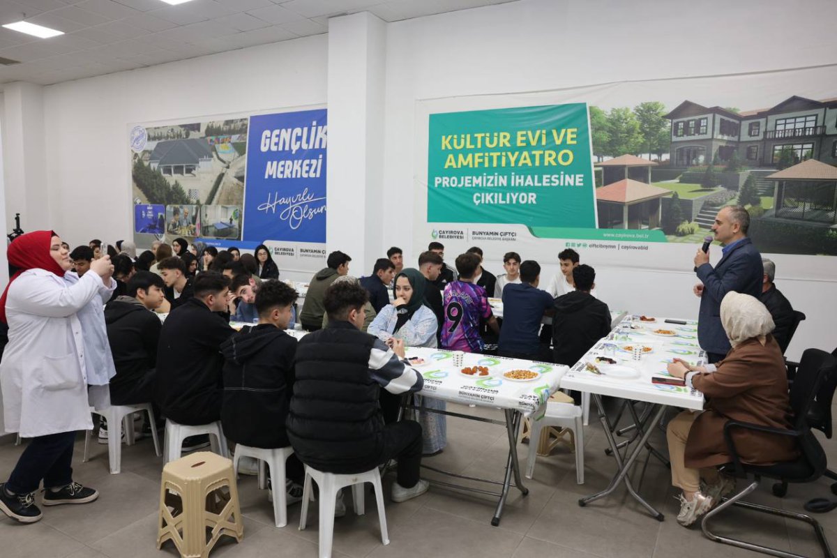 Çiftçi, gençlerle çay sohbetinde buluştu