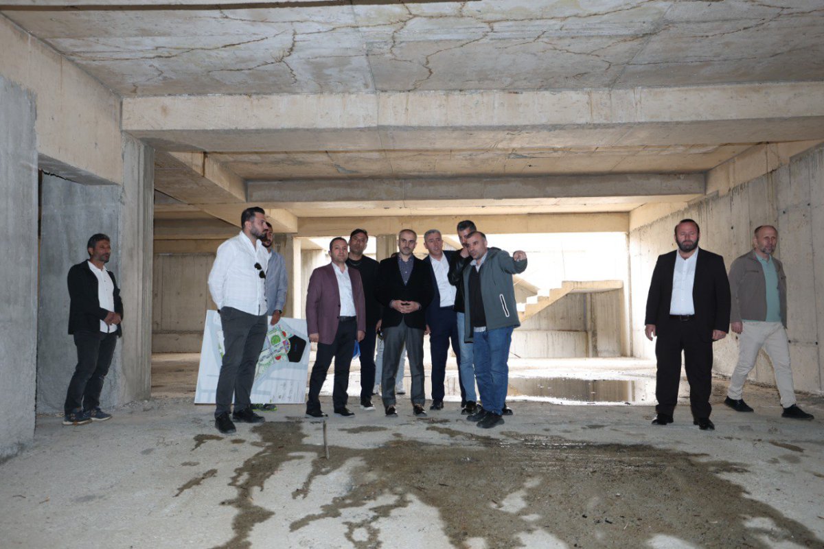 Başkan Çiftçi, kent meydanındaki çalışmaları inceledi