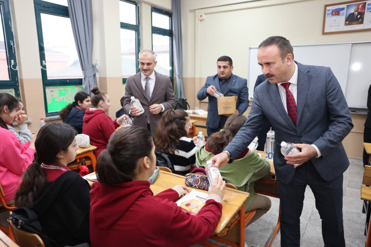 Çayırova Belediyesi’nden öğrencilere dezenfektan