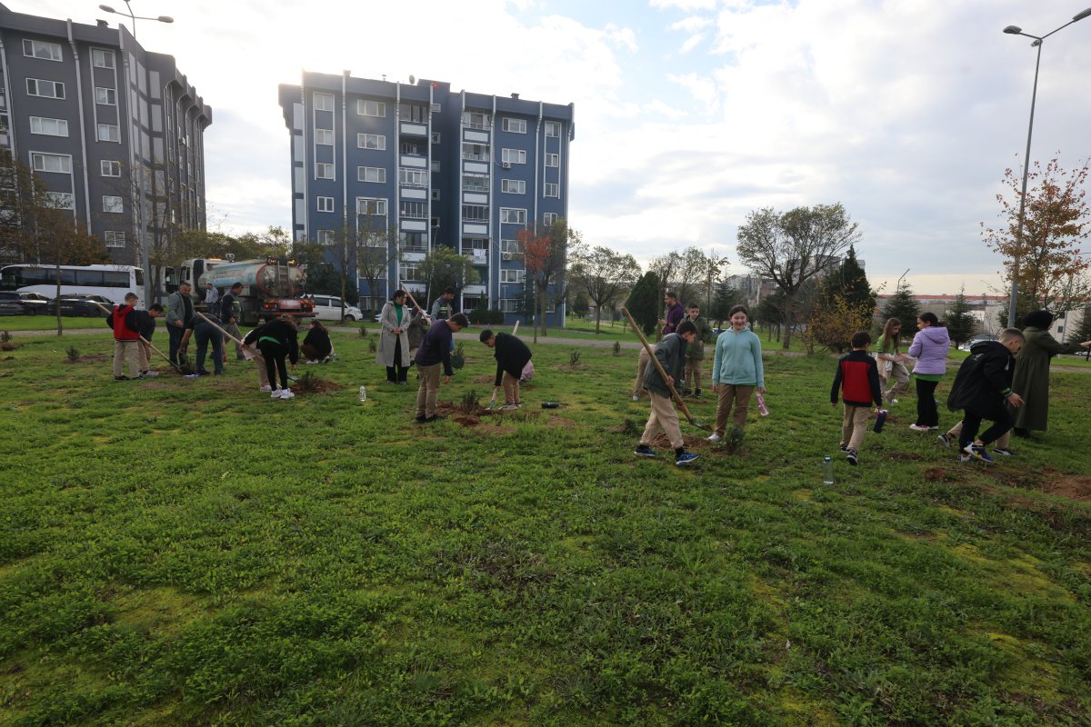 Çayırovalı öğrenciler, fidanları toprakla buluşturdu