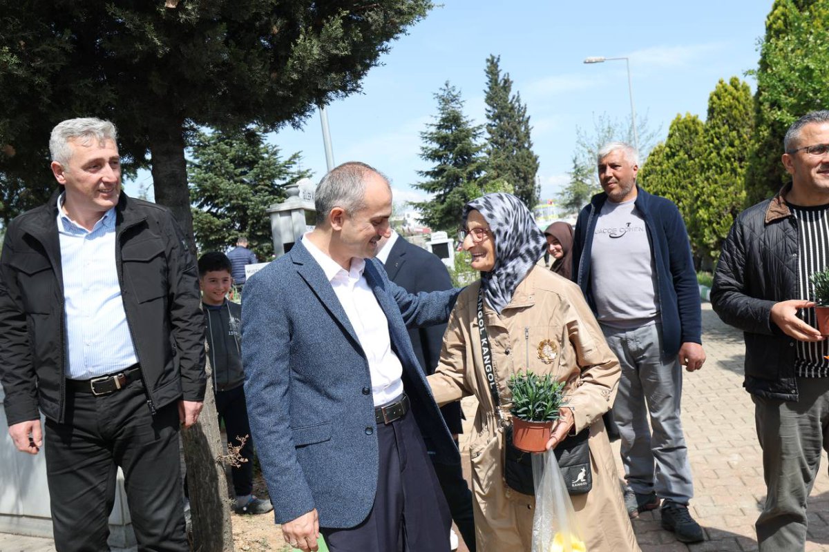 Çiftçi, kabir ziyareti yapan Çayırovalıları yalnız bırakmadı