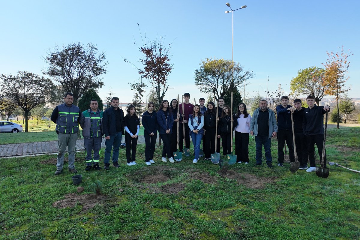 Çayırovalı öğrenciler, fidanları toprakla buluşturdu