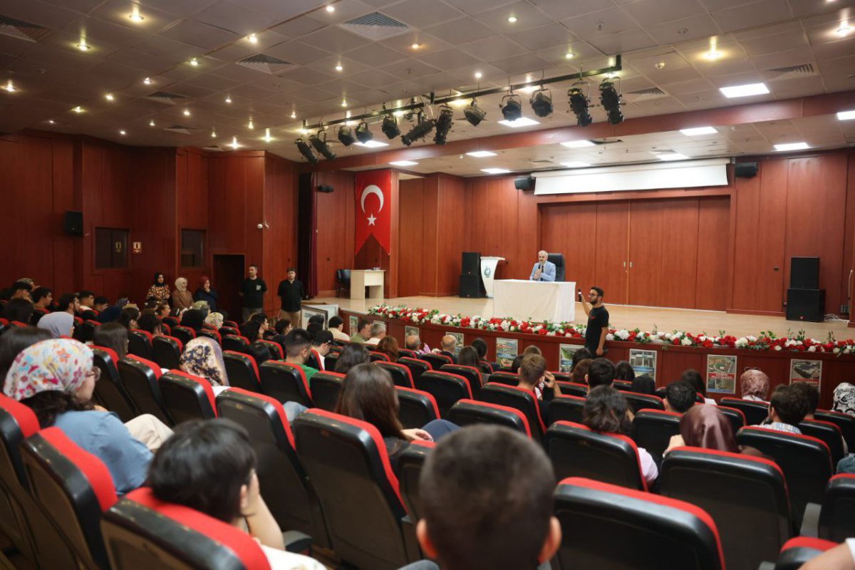 Çiftçi, üniversiteyi kazanan öğrencilerle bir araya geldi