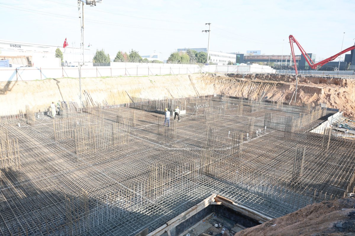 Çayırova’nın yeni meslek lisesinde temel betonu seriliyor